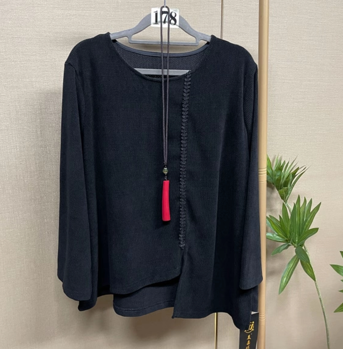 Black long-sleeved thin new Chinese-style top with temperament color buckle, women's fashion, simple and easy to match, new style